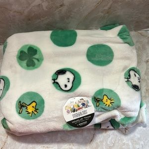 Peanuts: Saint Patrick theme VelvetLoft throw by Berkshire